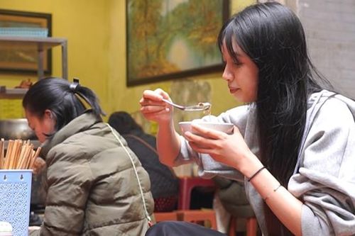 Lê la ngõ nhỏ thưởng thức món bánh độc đáo gần 40 năm của người Hà Nội