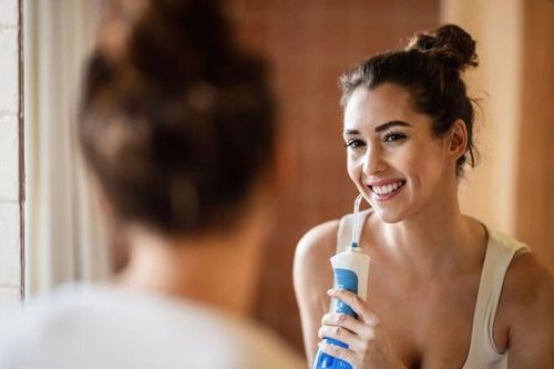 Vệ sinh răng miệng bằng tăm xỉa răng, chỉ nha khoa hay tăm nước?