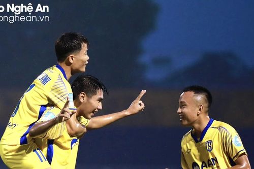 Sông Lam Nghệ An dội mưa bàn thắng vào lưới Đồng Tháp tại Cúp Quốc gia