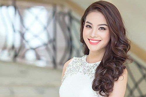 Hoa hậu Phạm Hương khoe khéo loạt hàng hiệu đắt tiền và ở biệt thự 'sang chảnh'