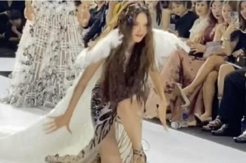 Sự cố đáng sợ trên sàn diễn của các hoa hậu, người 'vồ ếch', người bỏ vào hậu trường
