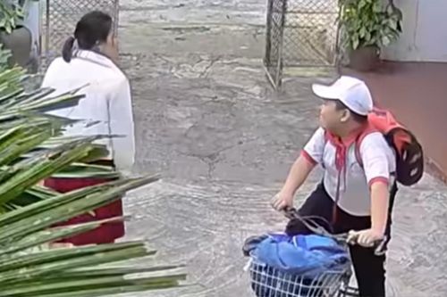 Chào mẹ khi vừa đi học về, bé trai nói 2 từ khiến ông bố được phen cười khoái chí
