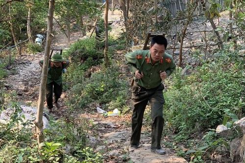 Vượt núi, băng rừng 'cõng' nhà lên núi