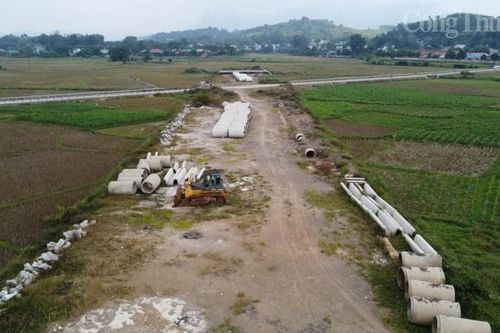 Tuyến đường 300 tỷ đồng ở Hòa Bình chậm tiến độ, thi công dang dở