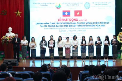 Người dân Đà Nẵng đón 148 sinh viên Lào đến ở và cùng sinh sống