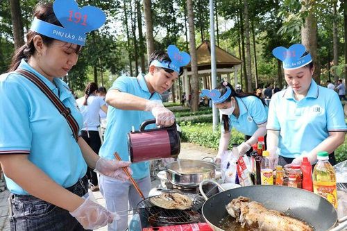 Công nhân với Hội thi nấu ăn 'Bữa cơm gia đình Samho'