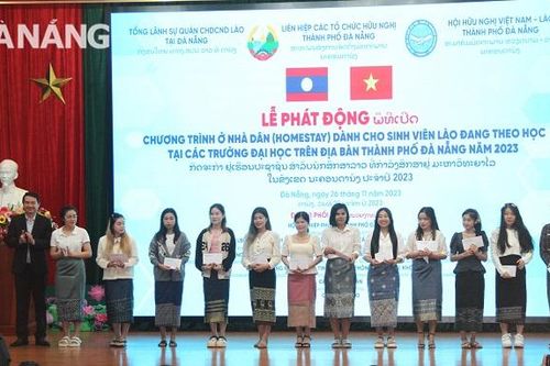 Tiếp nhận 148 sinh viên Lào đến ở nhà dân năm 2023