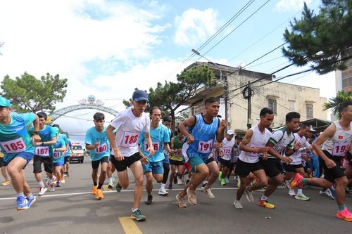 Gay cấn màn so tài của các chân chạy ở Giải Việt dã tỉnh Gia Lai