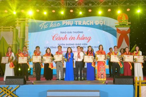 Hội đồng Đội Trung ương tổ chức trao giải thưởng 'Cánh én hồng' năm 2023
