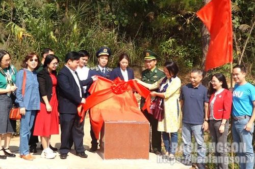 Khánh thành đường lên cột mốc