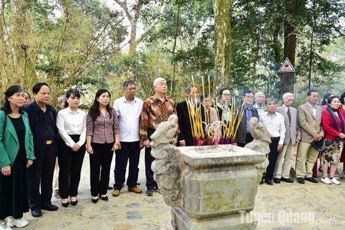 Đoàn Học viên lớp B46, khóa 18 (1991-1993), Học viện Chính trị Quốc gia Hồ Chí Minh và Đoàn Cục Đào tạo bồi dưỡng cán bộ - Ban Tổ chức Trung ương về nguồn tại Tân Trào