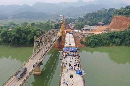 Yên Bái hợp long cầu Tô Mậu bắc qua sông Chảy