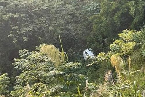 Ô tô mất lái lao xuống vực sâu, hai người bị thương