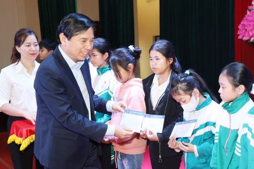 Hà Nam: Trao 300 triệu đồng học bổng tặng học sinh có hoàn cảnh đặc biệt khó khăn