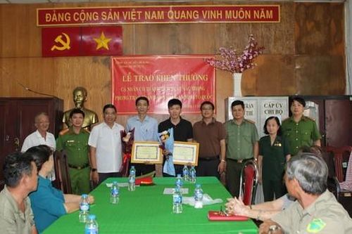 TPHCM: Khen thưởng 2 cá nhân dũng cảm truy bắt đối tượng cướp giật tài sản