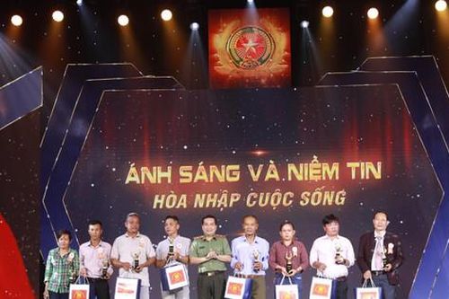Bộ Công an tổ chức Chương trình giao lưu nghệ thuật 'Ánh sáng và niềm tin hòa nhập cuộc sống'