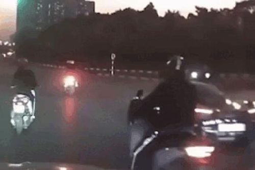 Vượt đèn đỏ, lái xe máy 'tái mặt' vì lao thẳng vào siêu xe tại ngã tư