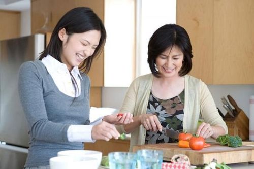 Dù thân thiết với mẹ chồng đến mấy con dâu cũng tuyệt đối không được nói chuyện này