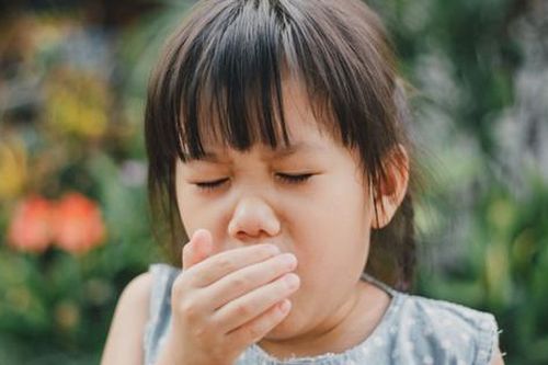Giao mùa trẻ chảy nước mũi, sốt, ho…cha mẹ cần biết cách chăm sóc đúng này