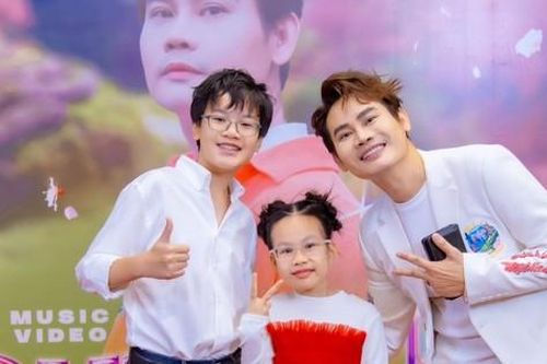 Bé Chíp (Bố ơi! Mình đi đâu thế) ngày càng lớn phổng phao, lần đầu đóng MV của bố