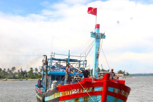 Ngư dân vượt khó, đoàn kết vươn khơi bám biển – Bài 1: Gian nan nghề biển