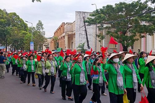Hơn 5.000 người đi bộ đồng hành 'Vì người nghèo'