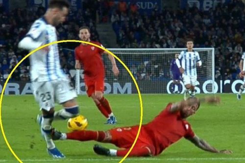 Sergio Ramos lại gây bão khi 2 lần nhận thẻ đỏ trong 1 trận đấu, lập kỷ lục hi hữu
