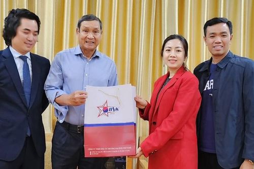 HLV Mai Đức Chung nhận quà tặng chăm sóc sức khỏe trọn đời từ BVK