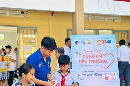 'Cùng em đến trường' mang niềm vui đến các em nhỏ tỉnh Tây Ninh