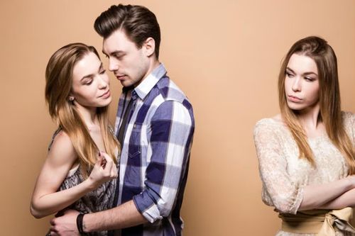 Chuyên gia gợi ý cách xử lý khi phát hiện chồng ngoại tình với bạn thân