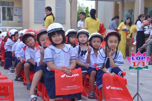 Học sinh lớp 1 ở Đồng Tháp được trao tặng mũ bảo hiểm