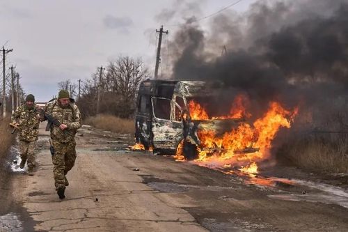 Xung đột Nga-Ukraine: Moscow chuyển hệ thống phòng không S-400 tới Ukraine; Mỹ ngưng viện trợ cho Kiev