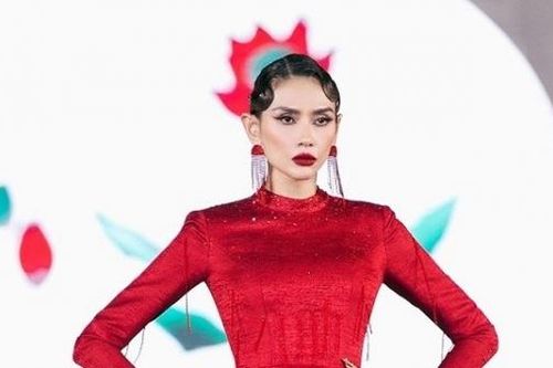 Siêu mẫu Võ Hoàng Yến, Hoa hậu Tiểu Vy, Nông Thúy Hằng, Bảo Ngọc trình diễn thời trang tại Hải Dương
