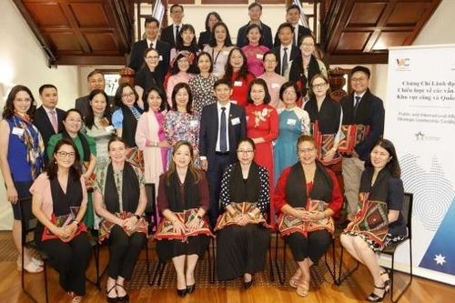 Khai giảng khóa học ngắn hạn 'Chứng chỉ lãnh đạo chiến lược về các vấn đề khu vực công và quốc tế'