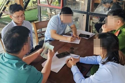Bắt quả tang đối tượng dùng sổ đỏ giả lừa bán đất để chiếm đoạt hơn nửa tỷ đồng