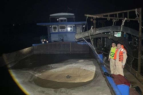 Xuyên đêm bắt giữ 2 tàu khai thác cát trên sông Hồng