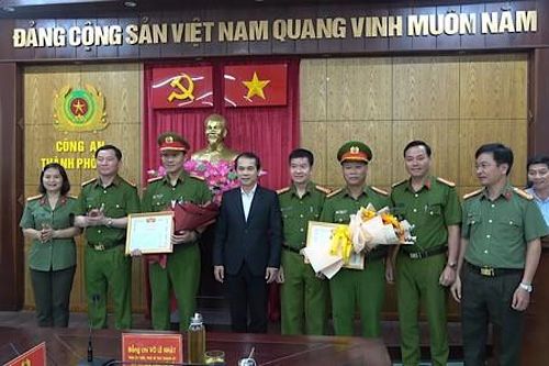 Khen thưởng tập thể, cá nhân trong vụ truy bắt đối tượng mua bán hàng ngàn viên ma túy
