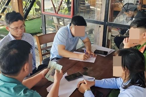 Bắt đối tượng dùng sổ đỏ giả lừa bán đất