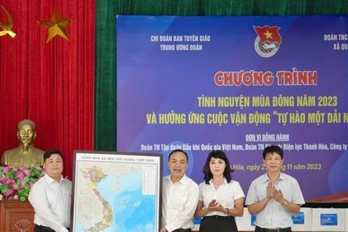 Trao tặng 110 bản đồ Việt Nam hưởng ứng Cuộc vận động 'Tự hào một dải non sông'