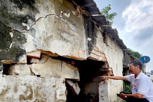 Nổ mìn ở mỏ, đá văng tràn lan quốc lộ, làm sập tường nhà dân