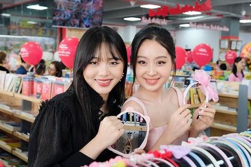 Đinh Khánh Hòa - Phạm Giáng My trải nghiệm mua sắm tại nhà sách Tiền Phong ở Ninh Bình