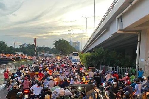Triều cường đạt đỉnh, người dân TPHCM vật vã vượt nước ngập, kẹt xe về nhà