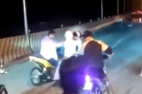 'Quái xế' dàn hàng ngang so kè tốc độ trên quốc lộ 13
