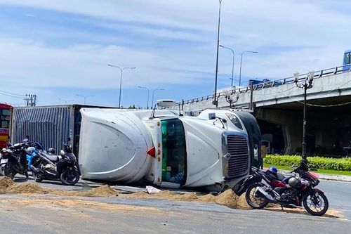 TP.HCM: Xe container lật nhào tại vòng xoay, tài xế may mắn thoát nạn