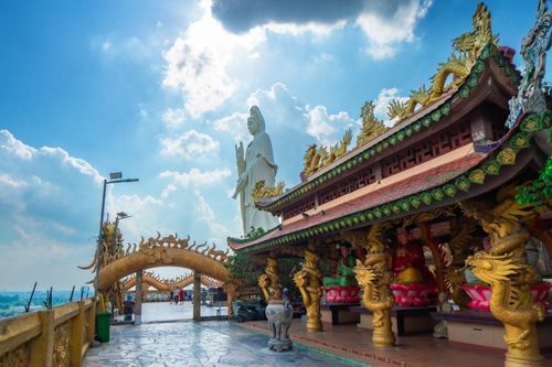 Ngôi chùa 400 năm tuổi có 'hòn đá thần' trên đỉnh núi ở Bình Dương