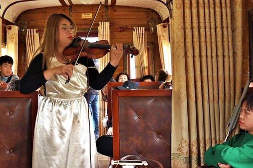 Du khách đi tàu cổ ở Đà Lạt thích thú được xem biểu diễn violon, guitar miễn phí