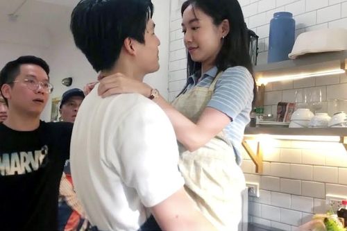 Hậu trường cực đáng yêu Quốc Anh bế Hoàng Hà trong bếp 'Chúng ta của 8 năm sau'