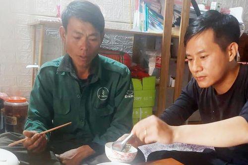 Thượng úy công an giúp người đàn ông khiếm thính đi lạc về với gia đình