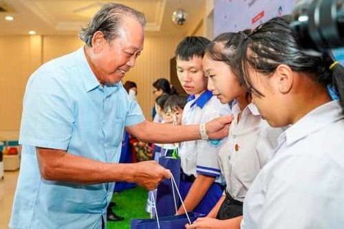 Cùng ngư dân thắp sáng đèn trên biển