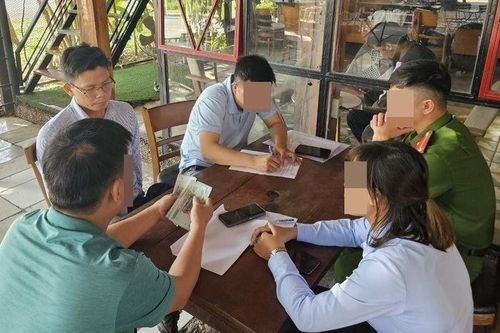 Làm giả sổ đỏ để lừa đảo chiếm đoạt tài sản